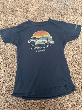 Columbia Navy Men’s Short-Sleeve Tee with Sunset SUV Graphic
